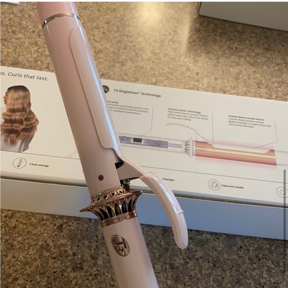 T3 Twirl 1.25” curling iron NEW - Picture 7 of 8